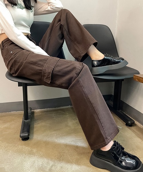 aimoha(アイモハ)の「カーゴ風カラーデニムパンツ(カーゴパンツ・レディース・ブラック/カーキ/オフホワイト/チョコ・MEDIUM/LARGE/X-LARGE/SMALL)」の13枚目の写真