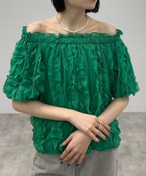 deux amour(ドゥーザムール)の「総フリルテープ使いオフショルダー半袖Tシャツ(Tシャツ/カットソー・レディース・グリーン/ホワイト/ブラック・FREE)」の2枚目の写真