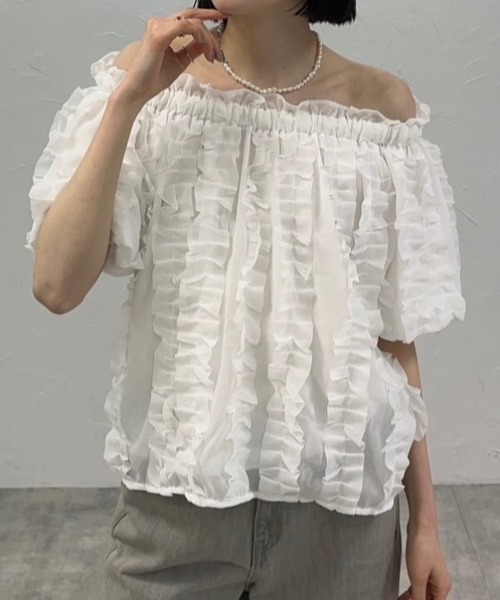 deux amour(ドゥーザムール)の「総フリルテープ使いオフショルダー半袖Tシャツ(Tシャツ/カットソー・レディース・グリーン/ホワイト/ブラック・FREE)」の5枚目の写真
