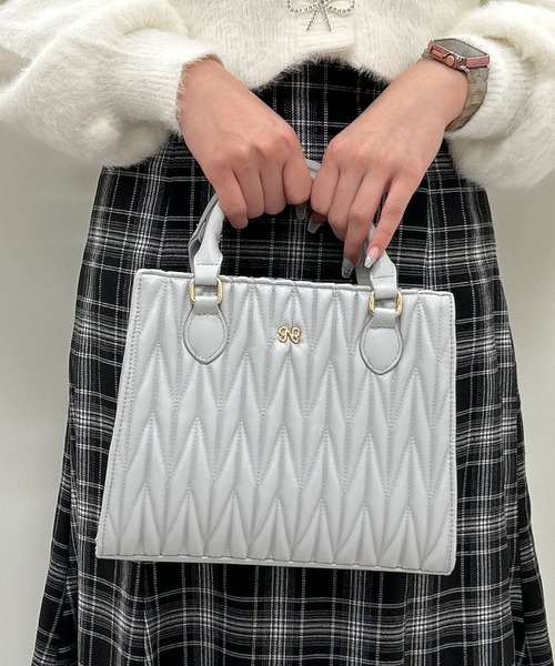 INGNI（イング）の「チャーム付キルティングバッグ（ショルダーバッグ・レディース・ブラック/グレー/オフホワイト/ベージュ/ピンクベージュ・ONE SIZE）」の4枚目の写真