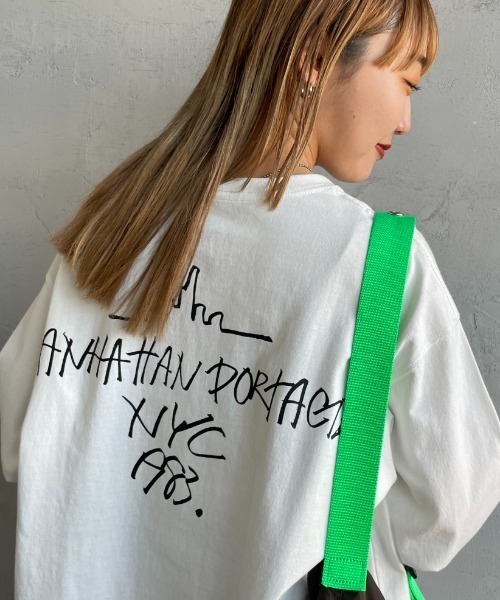 Manhattan Portage（マンハッタンポーテージ）の「[MANHATTAN PORTAGE/マンハッタンポーテージ] 別注 手描き風バックプリントロンT（Tシャツ/カットソー・レディース・ブラック/ブルー/ホワイト・S/M/L/XL）」の2枚目の写真