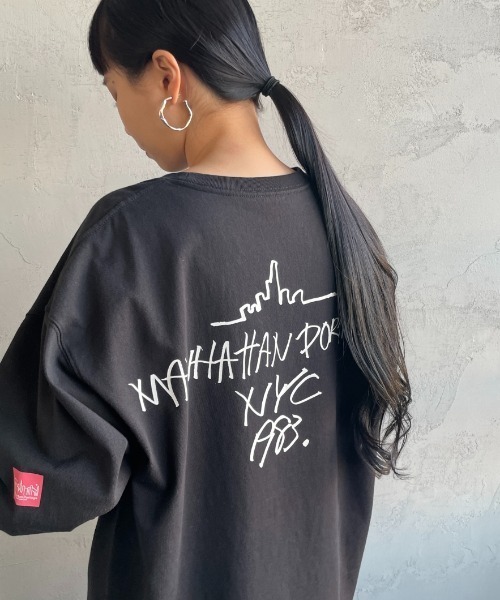 Manhattan Portage（マンハッタンポーテージ）の「[MANHATTAN PORTAGE/マンハッタンポーテージ] 別注 手描き風バックプリントロンT（Tシャツ/カットソー・レディース・ブラック/ブルー/ホワイト・S/M/L/XL）」の3枚目の写真