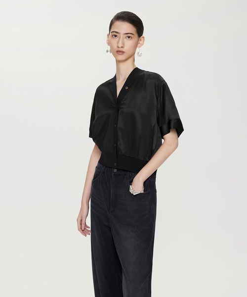 JNBY（ジェーエヌビーワイ）の「V-neck Splice Re-work Cardigan（シャツ/ブラウス・レディース・ブラック/ベージュ・36/38/40）」の2枚目の写真