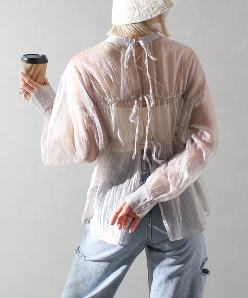 SpRay(スプレイ)の「ラメシアーバックリボンシャツ(シャツ/ブラウス・レディース・グレイッシュベージュ/ブラック/ピンクベージュ/オフホワイト/グレー・FREE)」の4枚目の写真