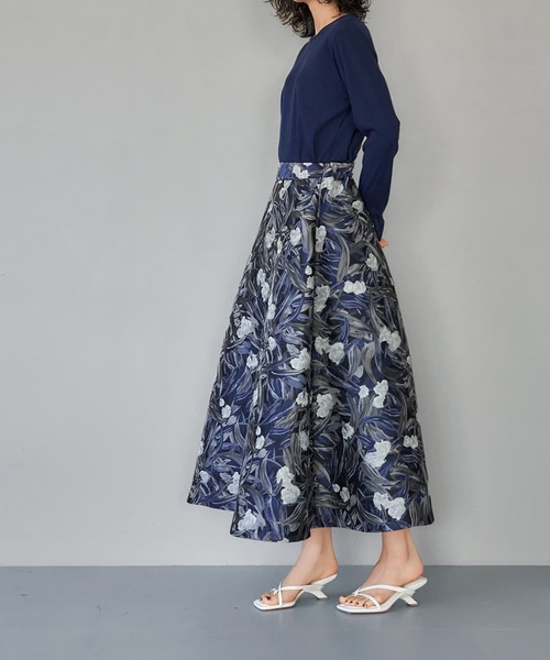 STYLE DELI（スタイルデリ）の「【Made in JAPAN】フラワー柄ジャガード織りサキュラースカート（スカート・レディース・ネイビー/グレー系その他・01/02）」の3枚目の写真