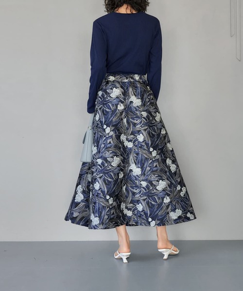 STYLE DELI（スタイルデリ）の「【Made in JAPAN】フラワー柄ジャガード織りサキュラースカート（スカート・レディース・ネイビー/グレー系その他・01/02）」の4枚目の写真