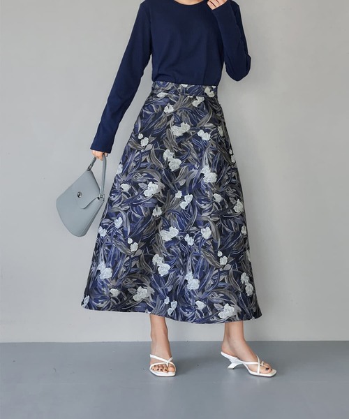 STYLE DELI（スタイルデリ）の「【Made in JAPAN】フラワー柄ジャガード織りサキュラースカート（スカート・レディース・ネイビー/グレー系その他・01/02）」の6枚目の写真