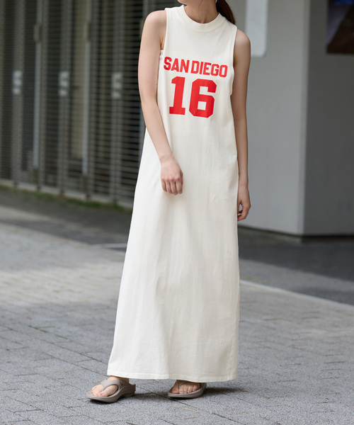 U by SPICK&SPAN(ユーバイスピックアンドスパン)の「【RUSSELL ATHLETIC】別注アメスリロゴマキシワンピース(ワンピース・レディース・ネイビー/ブラック系その他/アイボリー・FREE)」の1枚目の写真