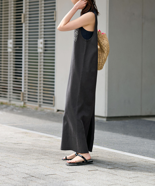 U by SPICK&SPAN(ユーバイスピックアンドスパン)の「【RUSSELL ATHLETIC】別注アメスリロゴマキシワンピース(ワンピース・レディース・ネイビー/ブラック系その他/アイボリー・FREE)」の6枚目の写真