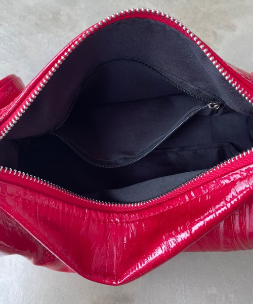SHAGGIE（シャギー）の「【ペットボトルが入る】ワンハンドルエナメルスクエアバッグ（ハンドバッグ・レディース・ブラック/レッド・FREE）」の10枚目の写真