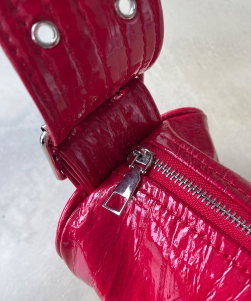 SHAGGIE（シャギー）の「【ペットボトルが入る】ワンハンドルエナメルスクエアバッグ（ハンドバッグ・レディース・ブラック/レッド・FREE）」の11枚目の写真