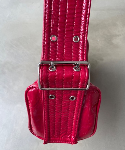 SHAGGIE（シャギー）の「【ペットボトルが入る】ワンハンドルエナメルスクエアバッグ（ハンドバッグ・レディース・ブラック/レッド・FREE）」の12枚目の写真