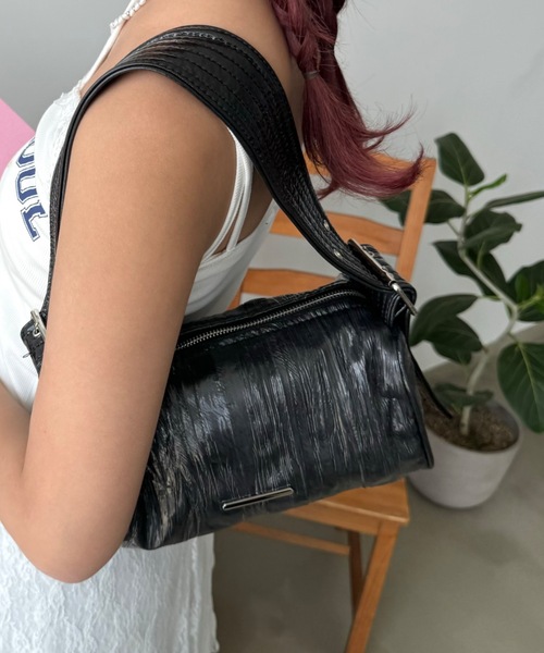 SHAGGIE（シャギー）の「【ペットボトルが入る】ワンハンドルエナメルスクエアバッグ（ハンドバッグ・レディース・ブラック/レッド・FREE）」の3枚目の写真