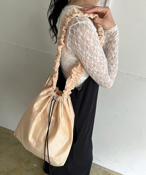 Jewelobe(ジュエローブ)の「ストラップシャーリングビッグキンチャクバッグ(ショルダーバッグ・レディース・グレー/ブルー/アイボリー/ブラック/ピンク・FREE)」の5枚目の写真