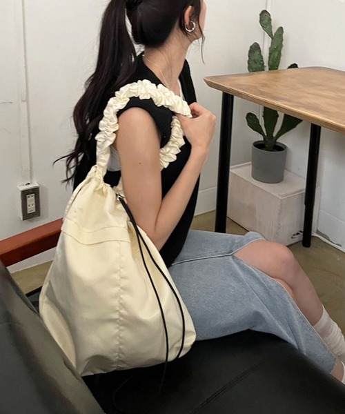 Jewelobe(ジュエローブ)の「ストラップシャーリングビッグキンチャクバッグ(ショルダーバッグ・レディース・グレー/ブルー/アイボリー/ブラック/ピンク・FREE)」の6枚目の写真