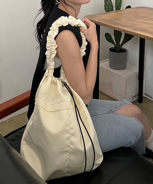 Jewelobe(ジュエローブ)の「ストラップシャーリングビッグキンチャクバッグ(ショルダーバッグ・レディース・グレー/ブルー/アイボリー/ブラック/ピンク・FREE)」の7枚目の写真