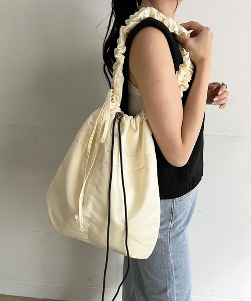 Jewelobe(ジュエローブ)の「ストラップシャーリングビッグキンチャクバッグ(ショルダーバッグ・レディース・グレー/ブルー/アイボリー/ブラック/ピンク・FREE)」の8枚目の写真