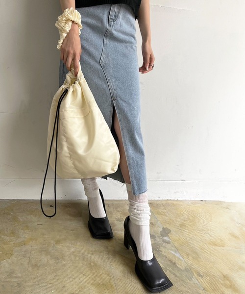 Jewelobe(ジュエローブ)の「ストラップシャーリングビッグキンチャクバッグ(ショルダーバッグ・レディース・グレー/ブルー/アイボリー/ブラック/ピンク・FREE)」の10枚目の写真