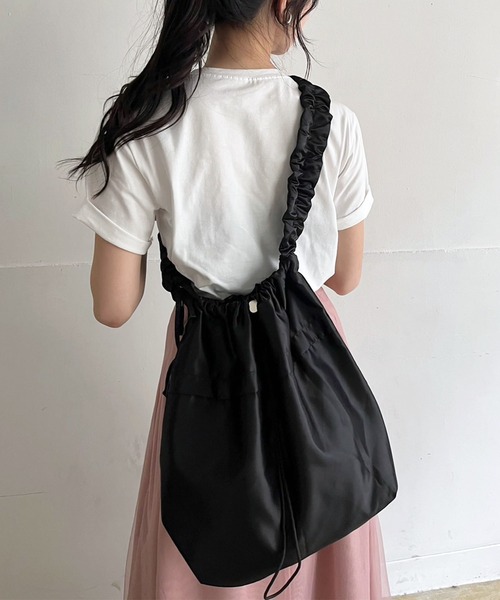 Jewelobe(ジュエローブ)の「ストラップシャーリングビッグキンチャクバッグ(ショルダーバッグ・レディース・グレー/ブルー/アイボリー/ブラック/ピンク・FREE)」の17枚目の写真