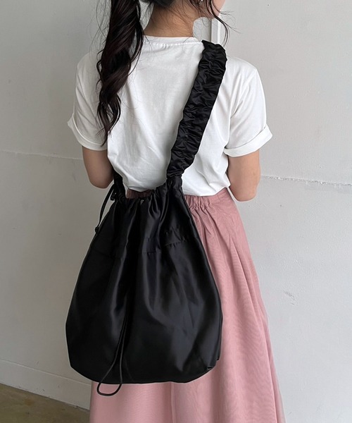 Jewelobe(ジュエローブ)の「ストラップシャーリングビッグキンチャクバッグ(ショルダーバッグ・レディース・グレー/ブルー/アイボリー/ブラック/ピンク・FREE)」の18枚目の写真