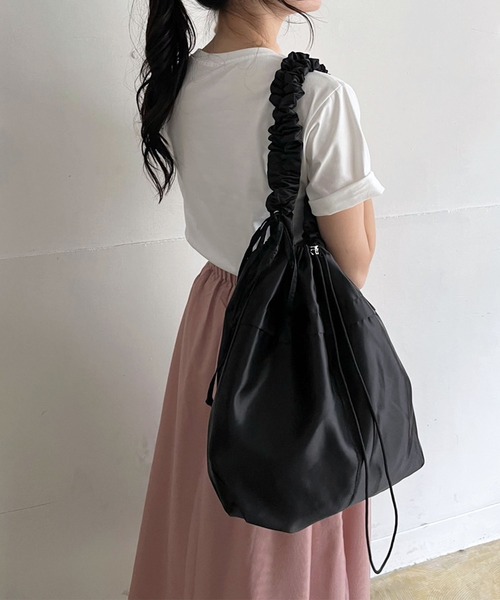Jewelobe(ジュエローブ)の「ストラップシャーリングビッグキンチャクバッグ(ショルダーバッグ・レディース・グレー/ブルー/アイボリー/ブラック/ピンク・FREE)」の19枚目の写真