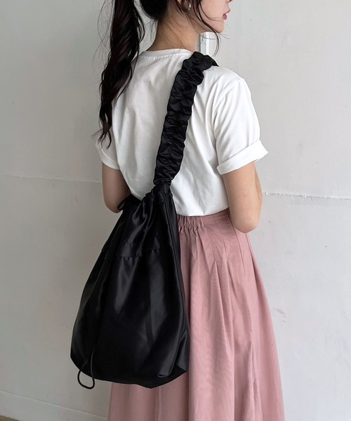 Jewelobe(ジュエローブ)の「ストラップシャーリングビッグキンチャクバッグ(ショルダーバッグ・レディース・グレー/ブルー/アイボリー/ブラック/ピンク・FREE)」の20枚目の写真