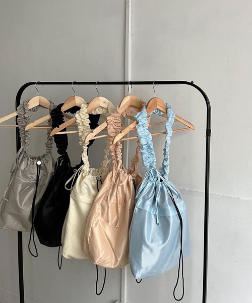 Jewelobe(ジュエローブ)の「ストラップシャーリングビッグキンチャクバッグ(ショルダーバッグ・レディース・グレー/ブルー/アイボリー/ブラック/ピンク・FREE)」の15枚目の写真
