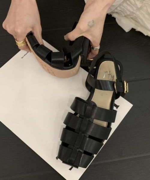 AMELY(エミリー)の「スクエアトゥグルカサンダル(サンダル・レディース・ブラック/シルバー/ゴールド/ベージュ/アイボリー・35/36/37/38/39)」の6枚目の写真