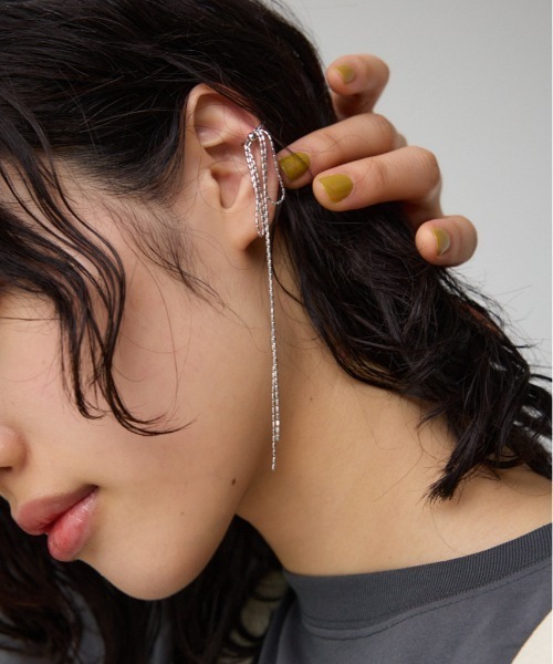 AZUL by moussy(アズールバイマウジー)の「リボンモチーフスウィングイヤーカフ(ピアス(両耳用)・レディース・ブラック/シルバー・FREE)」の1枚目の写真