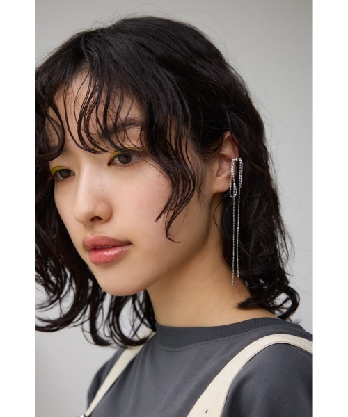 AZUL by moussy(アズールバイマウジー)の「リボンモチーフスウィングイヤーカフ(ピアス(両耳用)・レディース・ブラック/シルバー・FREE)」の6枚目の写真