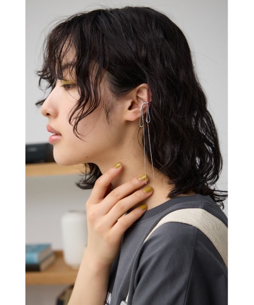 AZUL by moussy(アズールバイマウジー)の「リボンモチーフスウィングイヤーカフ(ピアス(両耳用)・レディース・ブラック/シルバー・FREE)」の7枚目の写真