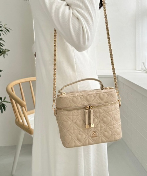 one after another NICE CLAUP（ワンアフターアナザーナイスクラップ）の「ハートキルティングバニティーバッグ（ショルダーバッグ・レディース・ブラック/ベージュ/ホワイト系その他/アイボリー/レッド系・FREE）」の4枚目の写真