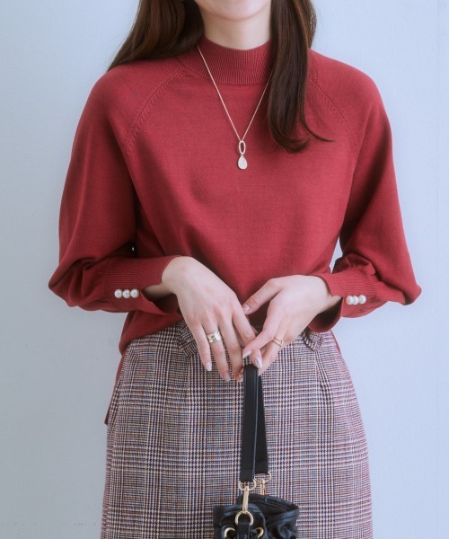 7days Life Styling（セブンデイズライフスタイリング）の「袖スリットパール調ボタンモックネックニット（静電防止・毛玉になりにくい・UVカット・タンブル乾燥OK）（ニット/セーター・レディース・グリーン系/ベージュ/ブラック/レッド系/杢グレー・LL/L/M/S）」の5枚目の写真