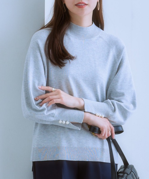7days Life Styling（セブンデイズライフスタイリング）の「袖スリットパール調ボタンモックネックニット（静電防止・毛玉になりにくい・UVカット・タンブル乾燥OK）（ニット/セーター・レディース・グリーン系/ベージュ/ブラック/レッド系/杢グレー・LL/L/M/S）」の3枚目の写真