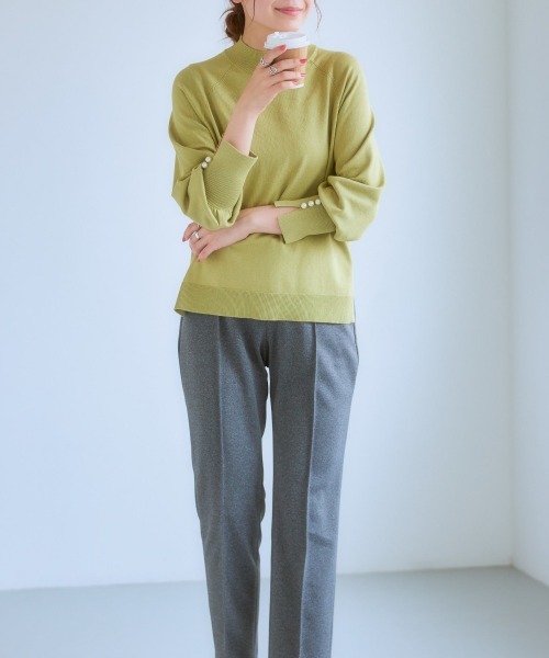 7days Life Styling（セブンデイズライフスタイリング）の「袖スリットパール調ボタンモックネックニット（静電防止・毛玉になりにくい・UVカット・タンブル乾燥OK）（ニット/セーター・レディース・グリーン系/ベージュ/ブラック/レッド系/杢グレー・LL/L/M/S）」の7枚目の写真