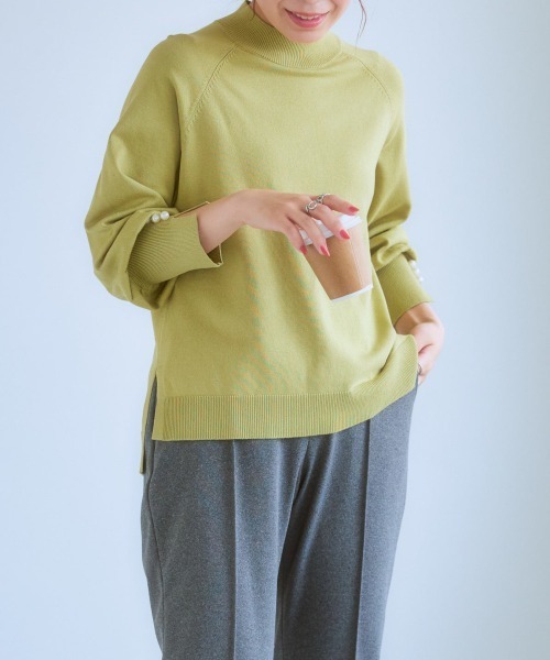 7days Life Styling（セブンデイズライフスタイリング）の「袖スリットパール調ボタンモックネックニット（静電防止・毛玉になりにくい・UVカット・タンブル乾燥OK）（ニット/セーター・レディース・グリーン系/ベージュ/ブラック/レッド系/杢グレー・LL/L/M/S）」の8枚目の写真