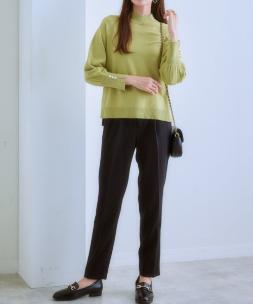 7days Life Styling（セブンデイズライフスタイリング）の「袖スリットパール調ボタンモックネックニット（静電防止・毛玉になりにくい・UVカット・タンブル乾燥OK）（ニット/セーター・レディース・グリーン系/ベージュ/ブラック/レッド系/杢グレー・LL/L/M/S）」の6枚目の写真