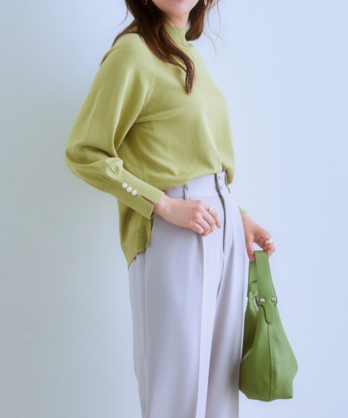 7days Life Styling（セブンデイズライフスタイリング）の「袖スリットパール調ボタンモックネックニット（静電防止・毛玉になりにくい・UVカット・タンブル乾燥OK）（ニット/セーター・レディース・グリーン系/ベージュ/ブラック/レッド系/杢グレー・LL/L/M/S）」の11枚目の写真