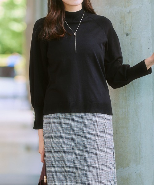 7days Life Styling（セブンデイズライフスタイリング）の「袖スリットパール調ボタンモックネックニット（静電防止・毛玉になりにくい・UVカット・タンブル乾燥OK）（ニット/セーター・レディース・グリーン系/ベージュ/ブラック/レッド系/杢グレー・LL/L/M/S）」の13枚目の写真