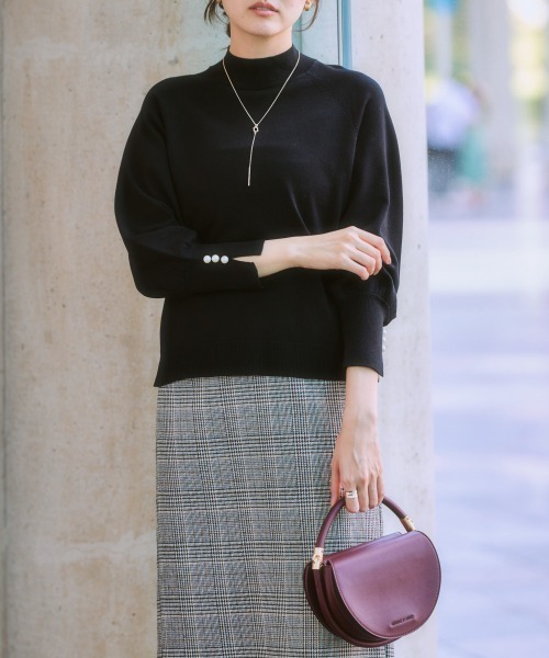 7days Life Styling（セブンデイズライフスタイリング）の「袖スリットパール調ボタンモックネックニット（静電防止・毛玉になりにくい・UVカット・タンブル乾燥OK）（ニット/セーター・レディース・グリーン系/ベージュ/ブラック/レッド系/杢グレー・LL/L/M/S）」の17枚目の写真