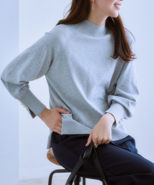 7days Life Styling（セブンデイズライフスタイリング）の「袖スリットパール調ボタンモックネックニット（静電防止・毛玉になりにくい・UVカット・タンブル乾燥OK）（ニット/セーター・レディース・グリーン系/ベージュ/ブラック/レッド系/杢グレー・LL/L/M/S）」の21枚目の写真