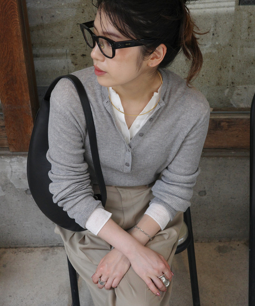 AP STUDIO（エーピーストゥディオ）の「ヘンリーネックニットTEE（ニット/セーター・レディース・ホワイト/ブラック/チャコールグレー・FREE）」の3枚目の写真