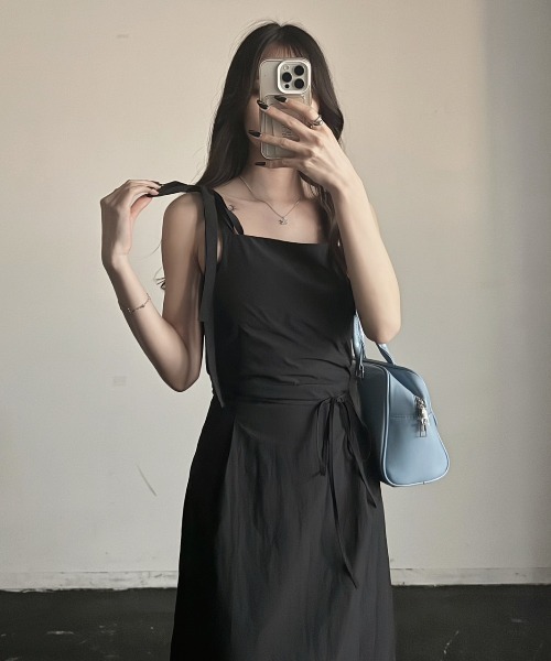 nemne store(ネンネストア)の「《Delfy》ナイロンバックシャンワンピース(ワンピース・レディース・ライトブルー/ブラック・MEDIUM/SMALL)」の6枚目の写真