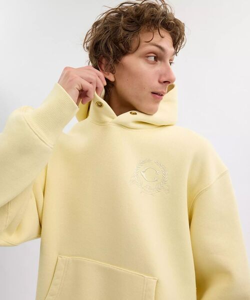 COACH（コーチ）の「オーバーサイズド シグネチャー クレスト フーディー・オーガニック コットン（スウェット・メンズ・イエロー系その他・X-SMALL/MEDIUM/SMALL）」の2枚目の写真