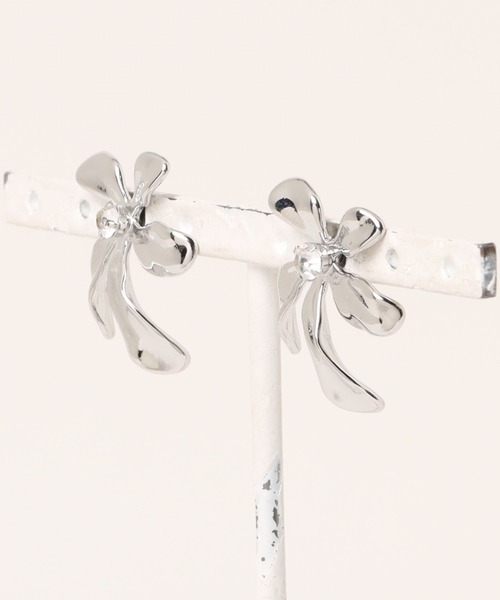 Os accessory(オズアクセサリー)の「【金属アレルギー対応】Os -オズ- メタルフラワーピアス D(ピアス(両耳用)・レディース・ゴールド/シルバー・FREE)」の3枚目の写真