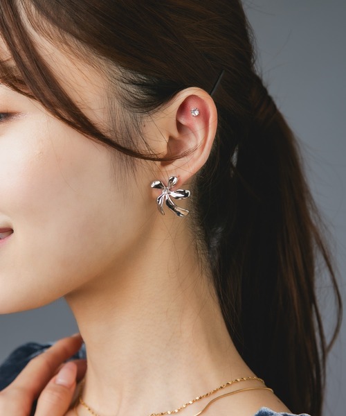 Os accessory(オズアクセサリー)の「【金属アレルギー対応】Os -オズ- メタルフラワーピアス D(ピアス(両耳用)・レディース・ゴールド/シルバー・FREE)」の6枚目の写真