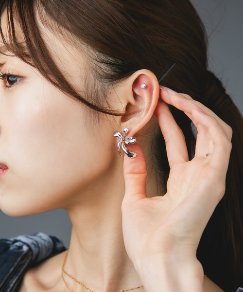 Os accessory(オズアクセサリー)の「【金属アレルギー対応】Os -オズ- メタルフラワーピアス D(ピアス(両耳用)・レディース・ゴールド/シルバー・FREE)」の7枚目の写真