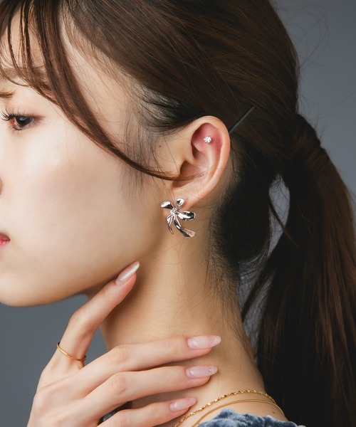 Os accessory(オズアクセサリー)の「【金属アレルギー対応】Os -オズ- メタルフラワーピアス D(ピアス(両耳用)・レディース・ゴールド/シルバー・FREE)」の8枚目の写真
