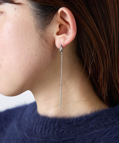 PAPILLONNER（パピヨネ）の「ステンレスノットロングピアス（ピアス（両耳用）・レディース・シルバー/ゴールド・FREE）」の4枚目の写真