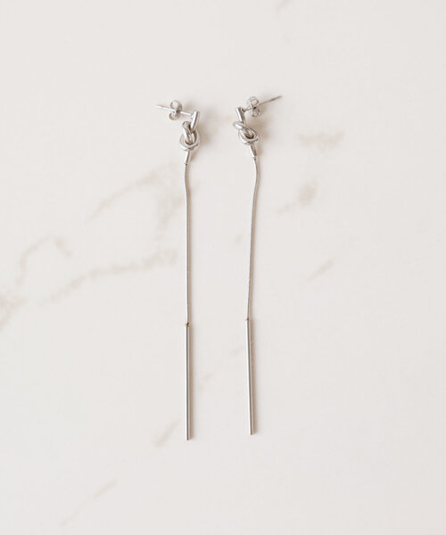 PAPILLONNER（パピヨネ）の「ステンレスノットロングピアス（ピアス（両耳用）・レディース・シルバー/ゴールド・FREE）」の5枚目の写真